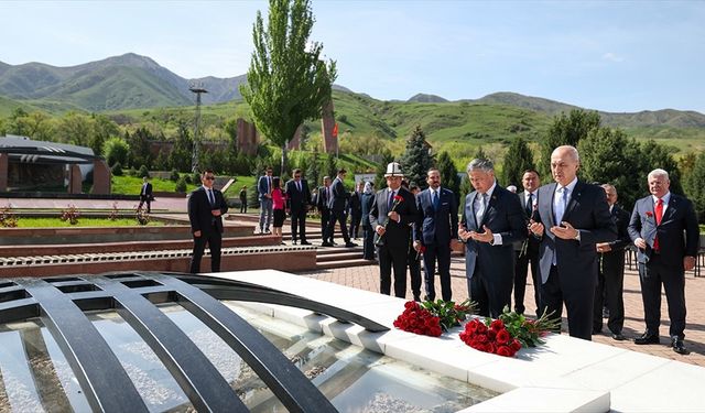 Kurtulmuş, Kırgızistan'da Ata-Beyit Kompleksi'ni Ziyaret Etti