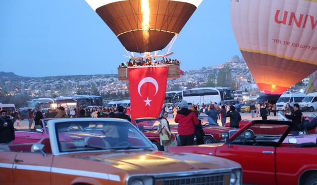 Türk bayrakları gökyüzünde dalgalandı