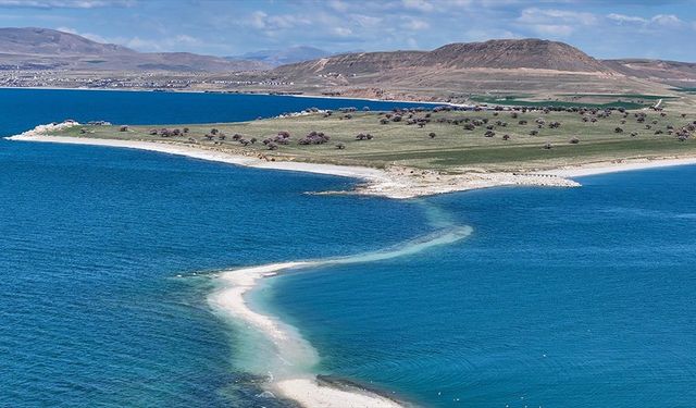 Van Gölü çekiliyor Çarpanak Adası'na giden antik yol ortaya çıkıyor