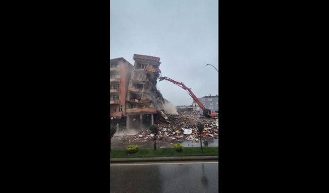 6 katlı bina, iş makinesinin üzerine devrildi