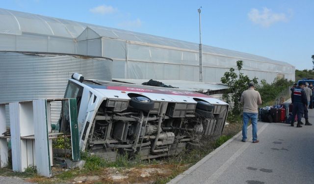 Antalya'da tur midibüsü devrildi; 18'i turist yaralandı