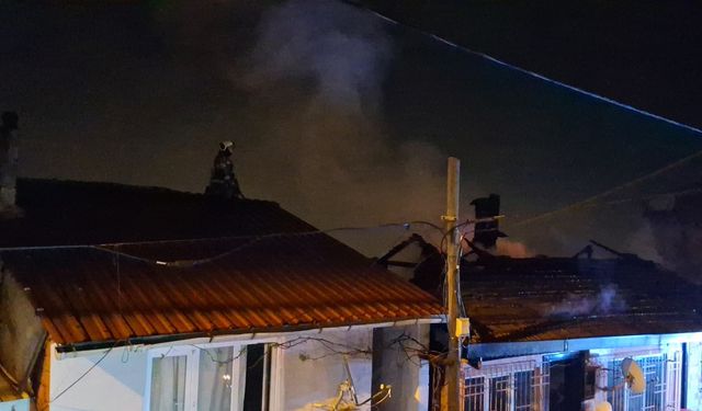 Bursa'da Yangın 3 Eve Zarar Verdi