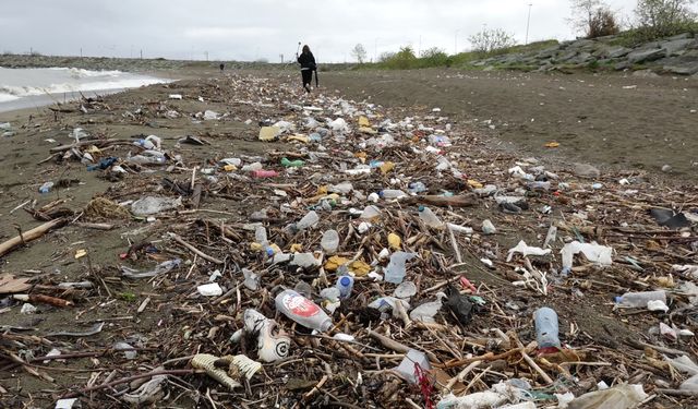 Derelere atılan çöpler Karadeniz'i kirletiyor