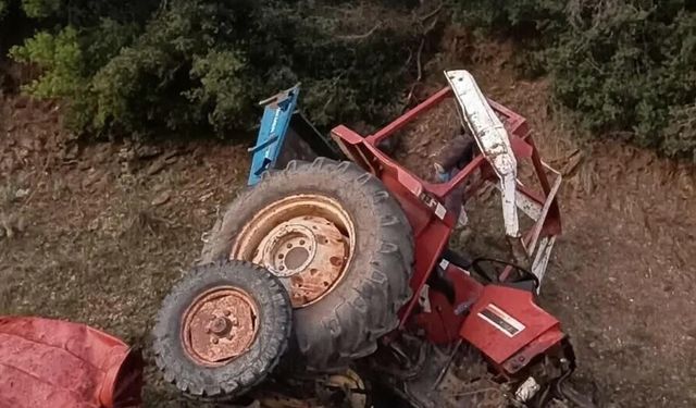 Devrilen traktörde yaşamını yitirdi