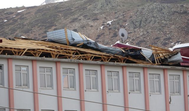 Fırtınada okulun çatısı hasar gördü