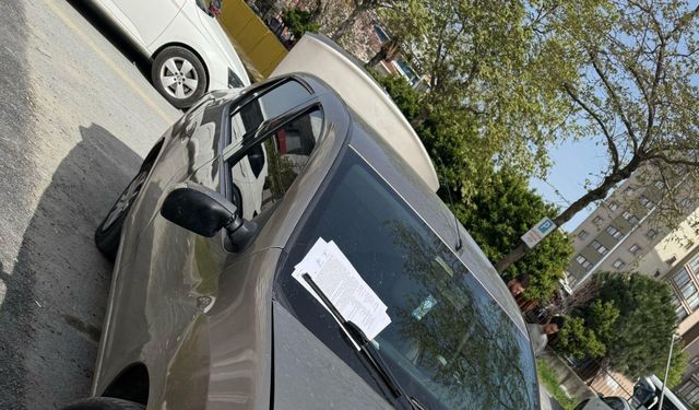 Motosikletli otomobilin aynasını kırdı