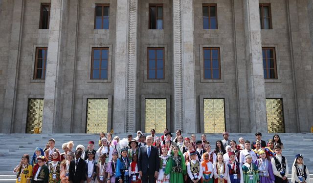 Numan Kurtulmuş dünya çocuklarıyla buluştu