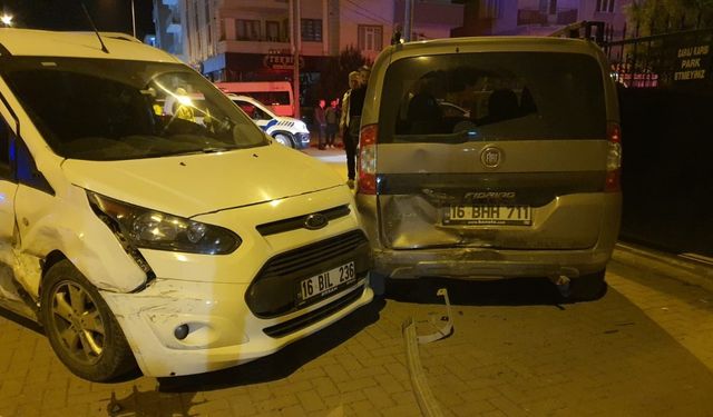 Polis aracının karıştığı zincirleme kazada 2 polis yaralandı