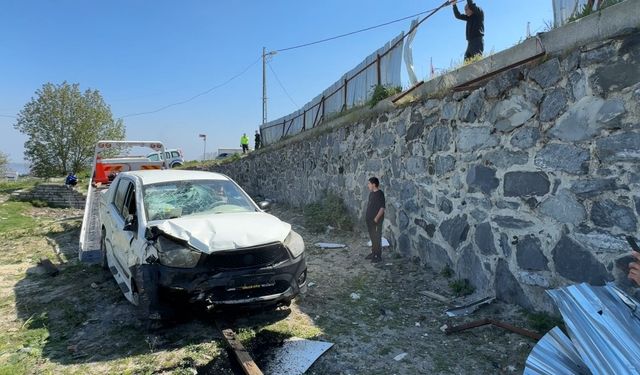 Sürücüsünün hakimiyetini kaybettiği kamyonet arsaya devrildi