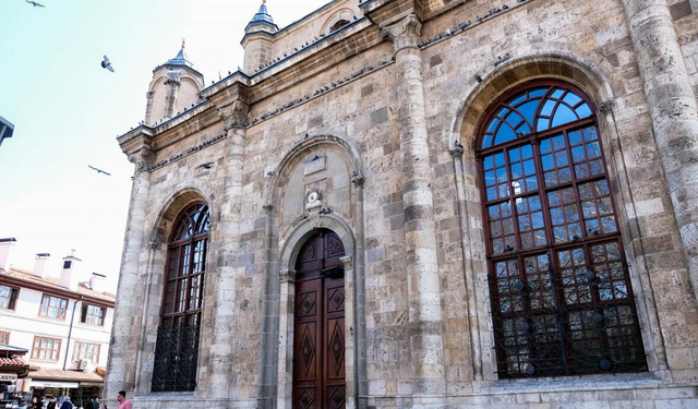Aziziye Camii’ne turist yoğun ilgi