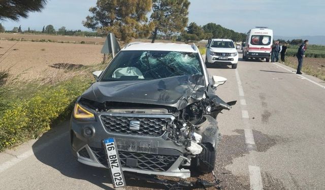 Motosiklet otomobile çarptı