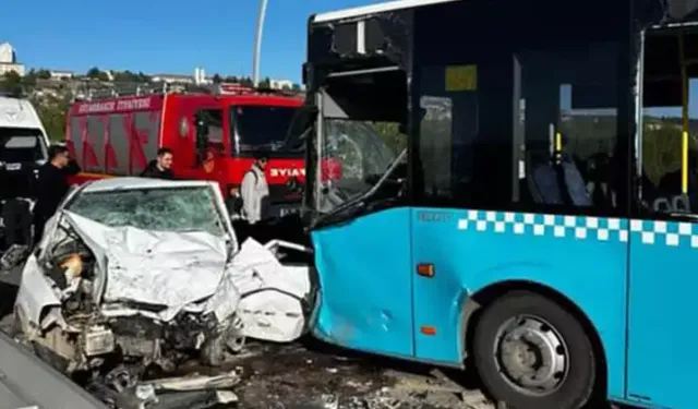 Otomobil ile belediye otobüsü kafa kafaya çarpıştı