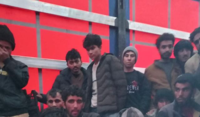 Kaçak göçmenler TIR dorsesinde yakalandı