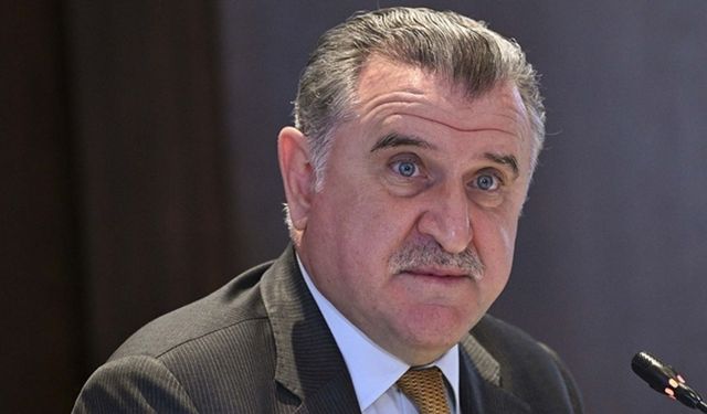 Bakan Bak'tan milli yüzücü'ye tebrik mesajı