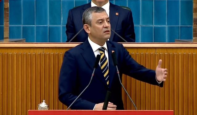 Partisinin grup toplantısında gündemi değerlendiriyor