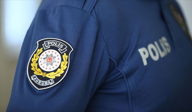Firari otomobile polise çarptı