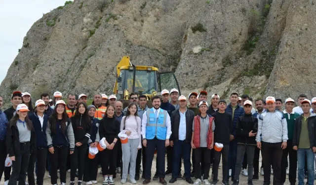 Van Gölü sahilinden kamyon dolusu çöp çıktı