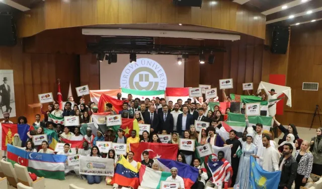 Yabancı öğrencilerden yöresel kıyafetlerle kortej yürüyüşü