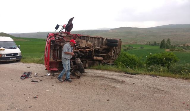 Otomobil ve kamyon çarpıştı