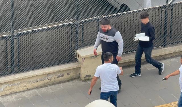Adliye önünde kavga ettiler