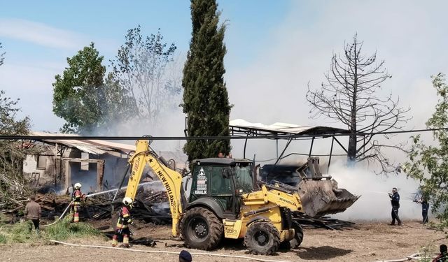 Balıkesir'de Kereste Deposunda Çıkan Yangın, Atölyeye Sıçradı