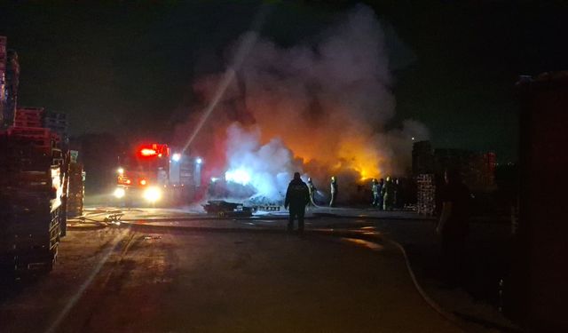 Bursa'da, palet fabrikasında yangın çıktı!