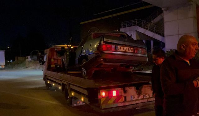 Bursa'da TIR'a çarpan otomobil hurdaya döndü