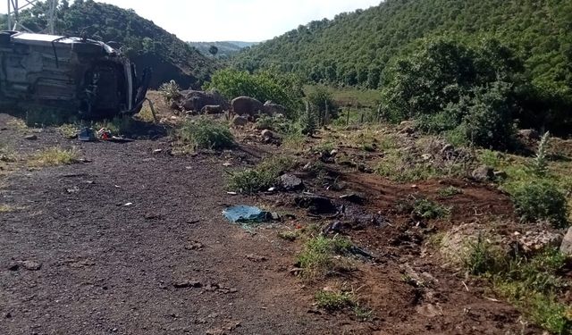 Demir bariyerlere çarpıp devrildi