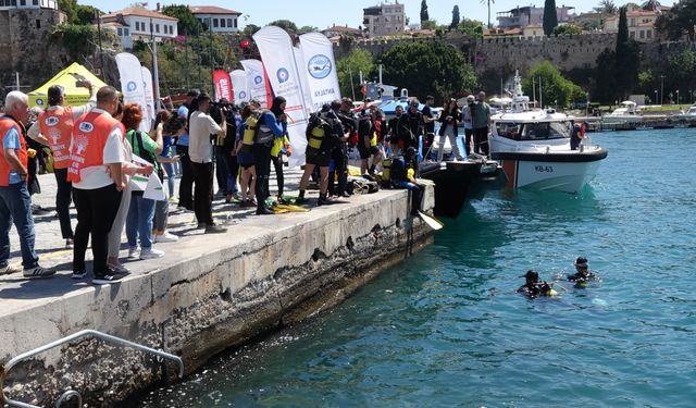 Deniz Dibinden 1 Ton Atık Çıkarıldı