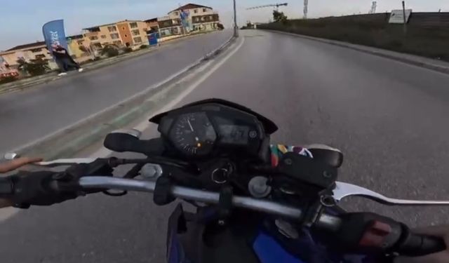 Drift atan motosiklet devrildi