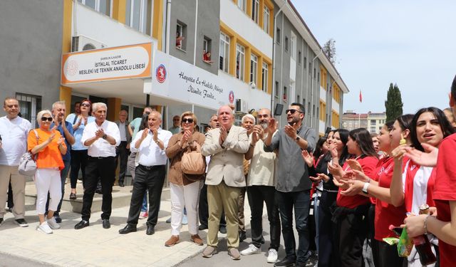 Eray Öğretmen 40 Yıllık Okuldan İzmir Marşı’yla Emekli Oldu