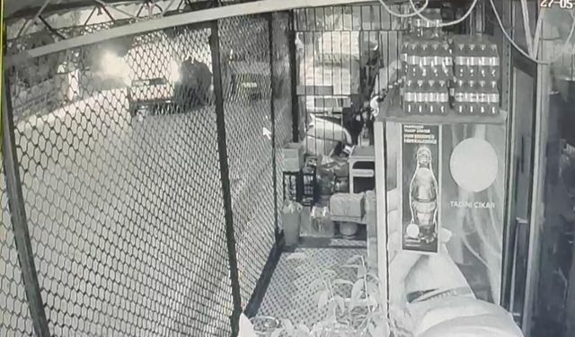 Geri Manevra Yapan Otomobilin Altında Kaldı