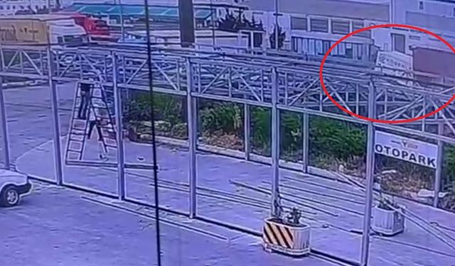 Kamyonet Park Halindeki Araçlara Çarptı