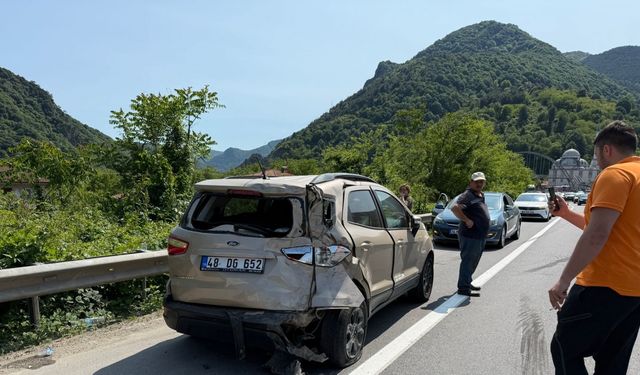 Kamyonet ve Cip Çarpıştı