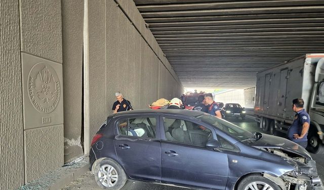 Lastiği Patladı Duvara Çarptı