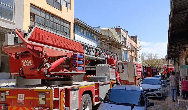Mobilya imalathanesinde yangın