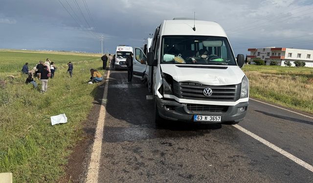Öğretmenleri taşıyan minibüsler çarpıştı