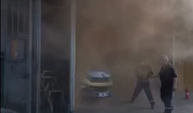 Oto kilit dükkanı arabayla beraber yandı