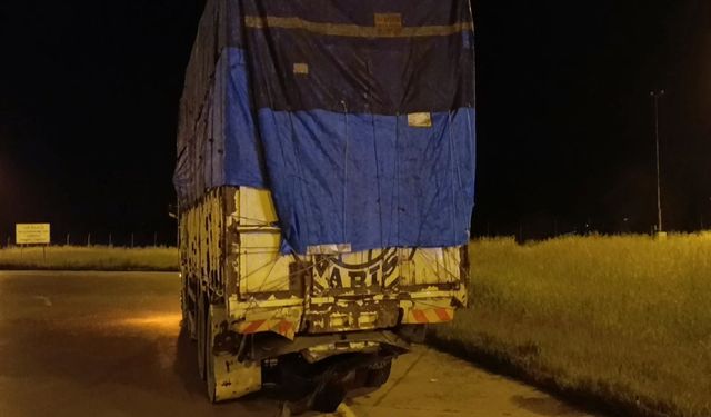 Otomobil Kamyonun Altına Girdi