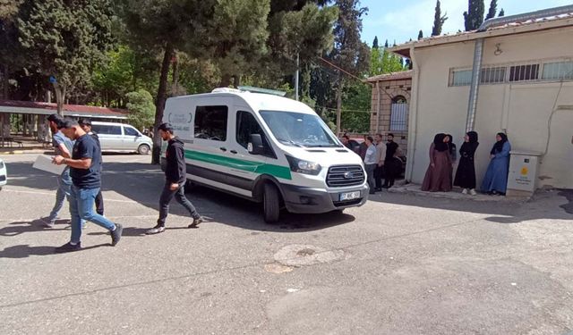 Otomobilin altında kalan bebek kurtulamadı