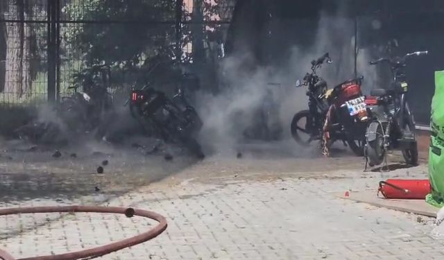 Park halindeki motosikletler alev aldı