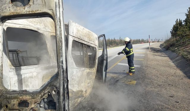 Sivas'ta minibüs alev aldı