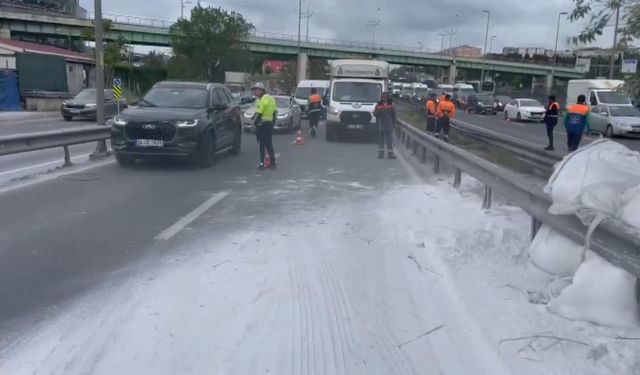 Zeytinburnu'nda TIR bariyerlere çarptı