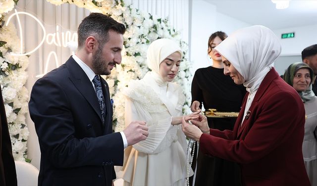 Bakan Göktaş, sosyal medyadan kendisine ulaşan gencin nişanına katıldı