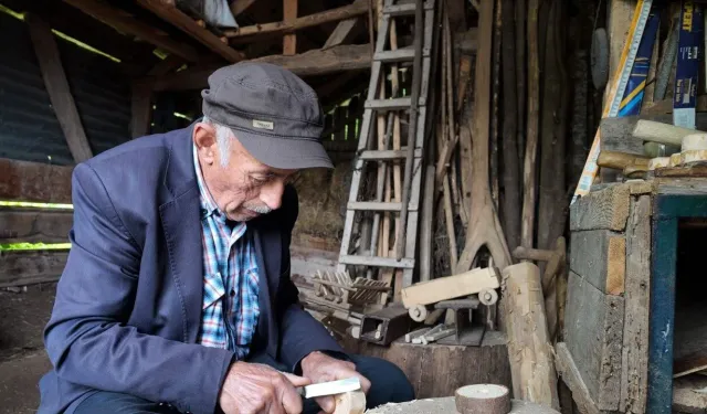 Tarım aletlerinin minyatürlerini yapıyor