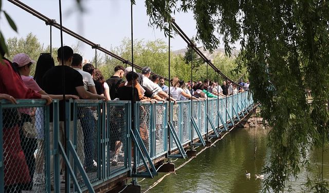 Avanos'un "sallanan köprü"süne rağbet artıyor!