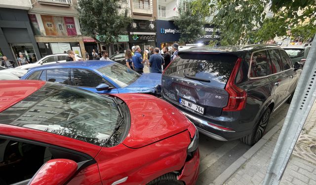 Eskişehir'de otomobil araçlara çarptı