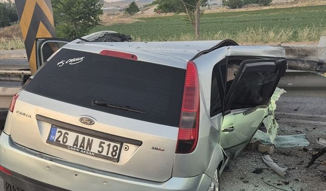 Eskişehir'de otomobil bariyere çarptı!