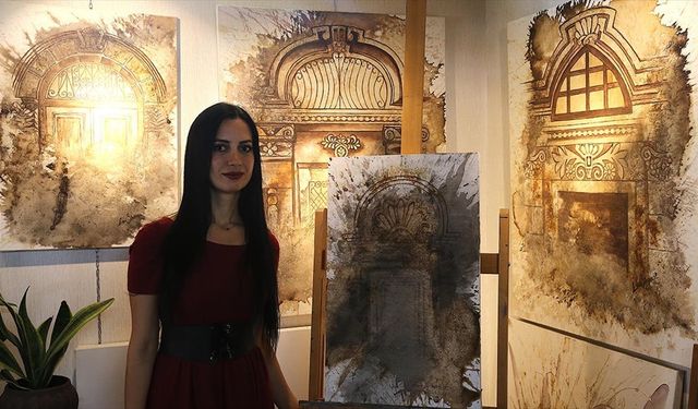 Hataylı ressam çizimlerini kahve ve çayla yapıyor