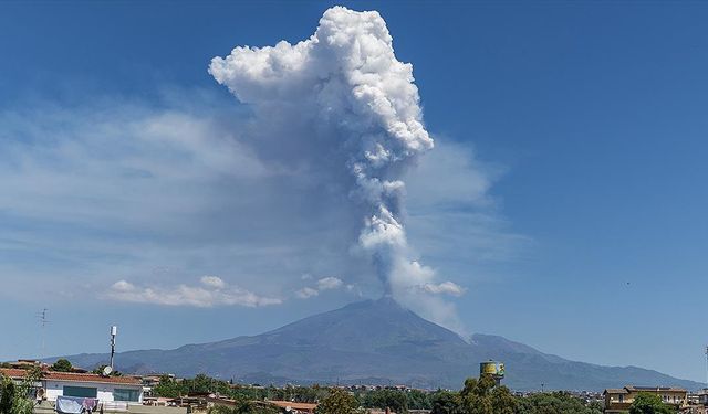 İtalya'da Etna Yanardağı Lav Püskürttü